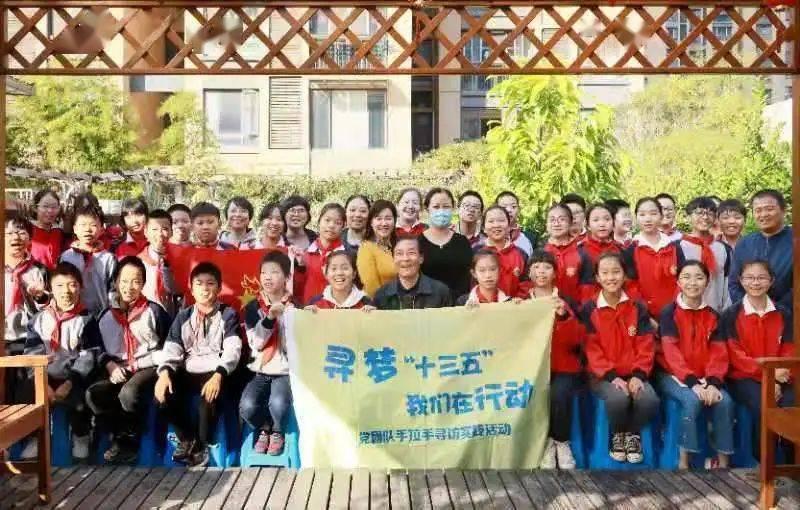 宋亚轩浅灰色西装超帅刷屏，还有哪些西装男孩让人移不开眼？